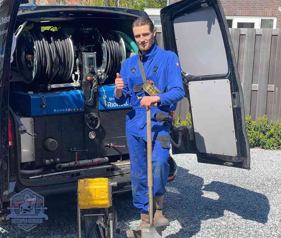 Een tevreden monteur met opgestoken duim na een geslaagde klus, slim ingrijpen bespaart kosten bij een verstopte wc in Heemskerk