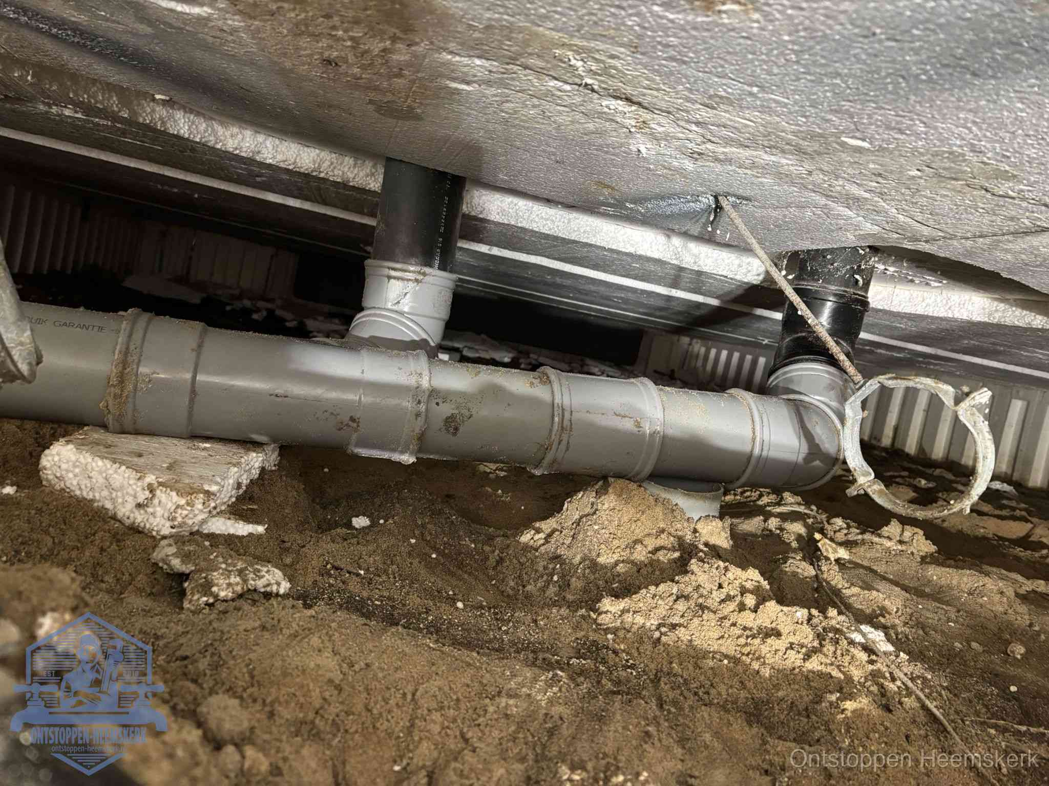 PVC-buizen in de kruipruimte van een gemengd of gescheiden rioolstelsel in Heemskerk