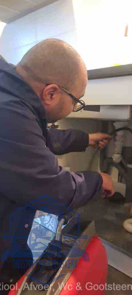 loodgieter-aan-het-werk-in-badkamer