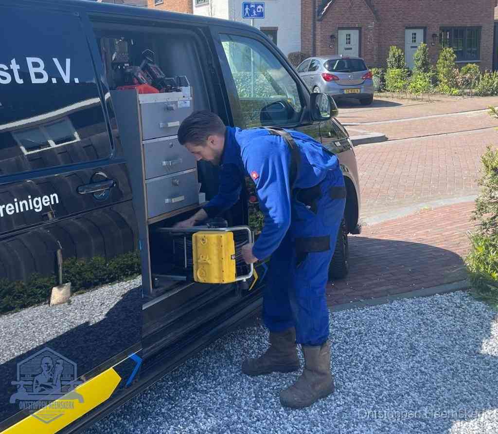 Een monteur pakt apparatuur uit de bedrijfsbus voor service aan huis, het moment om een professional in te schakelen in Heemskerk