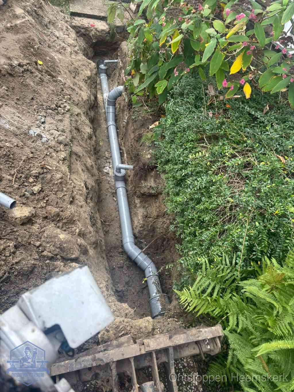 Open sleuf met nieuwe PVC-buizen, riool repareren en vervangen in Heemskerk