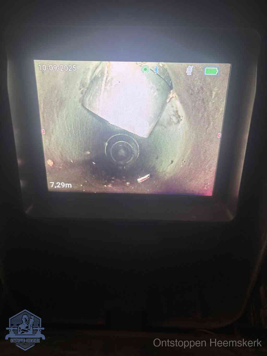 Camerabeeld van een verzakte rioolbuis diep onder de grond, een rioolverzakking in Heemskerk