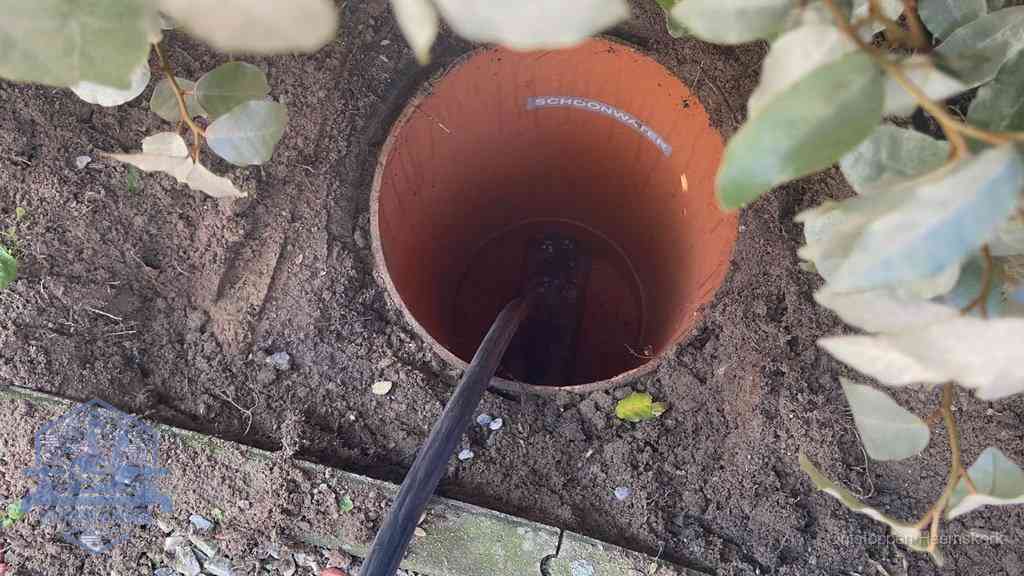 Open inspectieput in de tuin waar een veer rioolvliegjes en stankoverlast aanpakt in Heemskerk