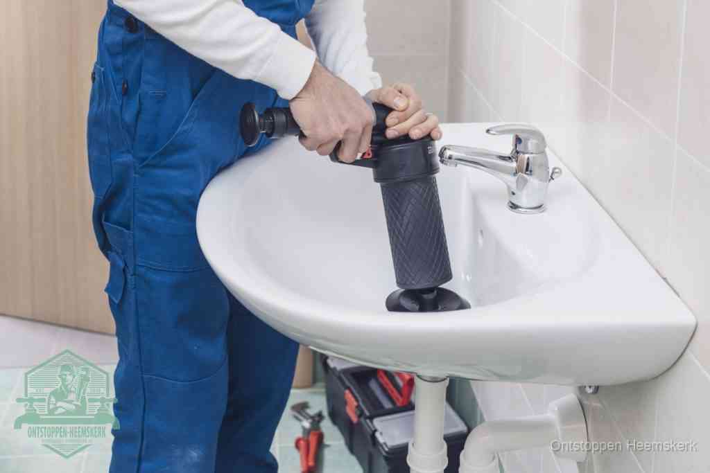 Een te ruwe doe-het-zelf poging met een hand-pomp op de afvoer van een badkamer-wastafel, een van de veelgemaakte fouten bij afvoer ontstoppen in Heemskerk