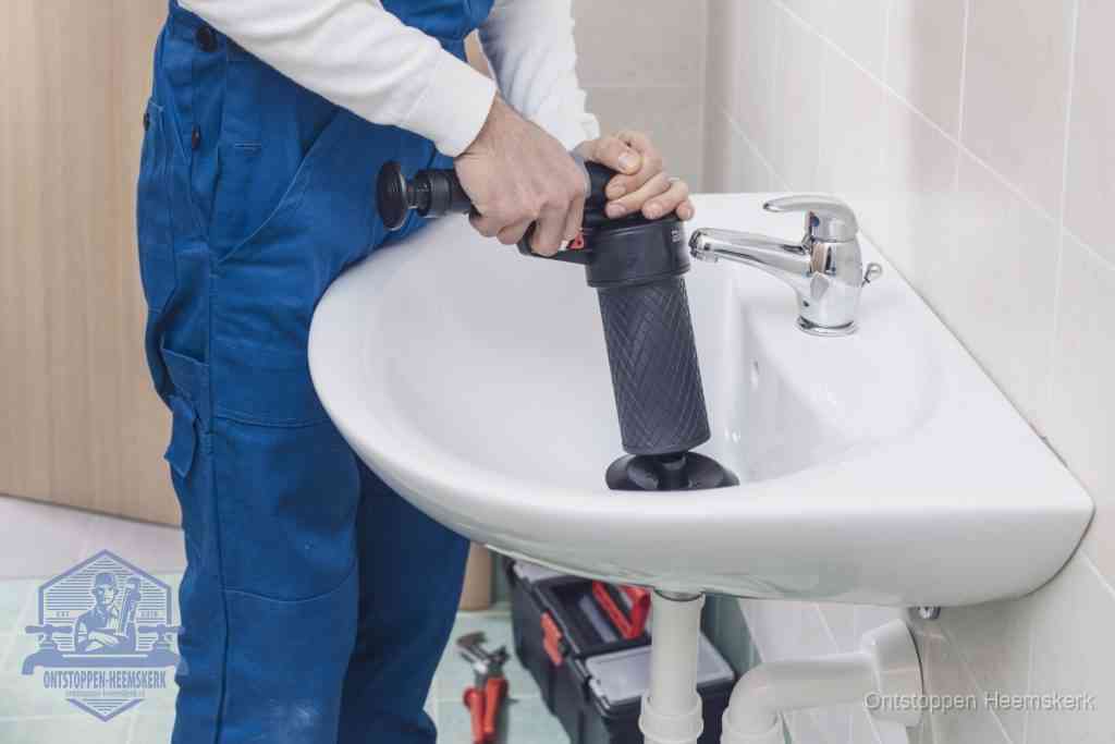 Een te ruwe doe-het-zelf poging met een handmatige perslucht-ontstopper op een sanitair-afvoer, een van de veelgemaakte fouten bij wc ontstoppen in Heemskerk