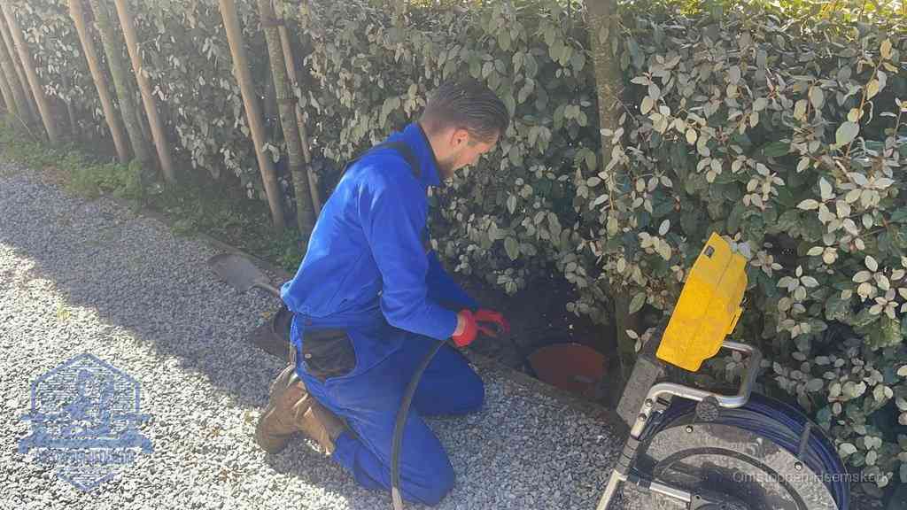 Monteur aan het werk bij een rioolput, de werkwijze voor riool ontstoppen in Heemskerk