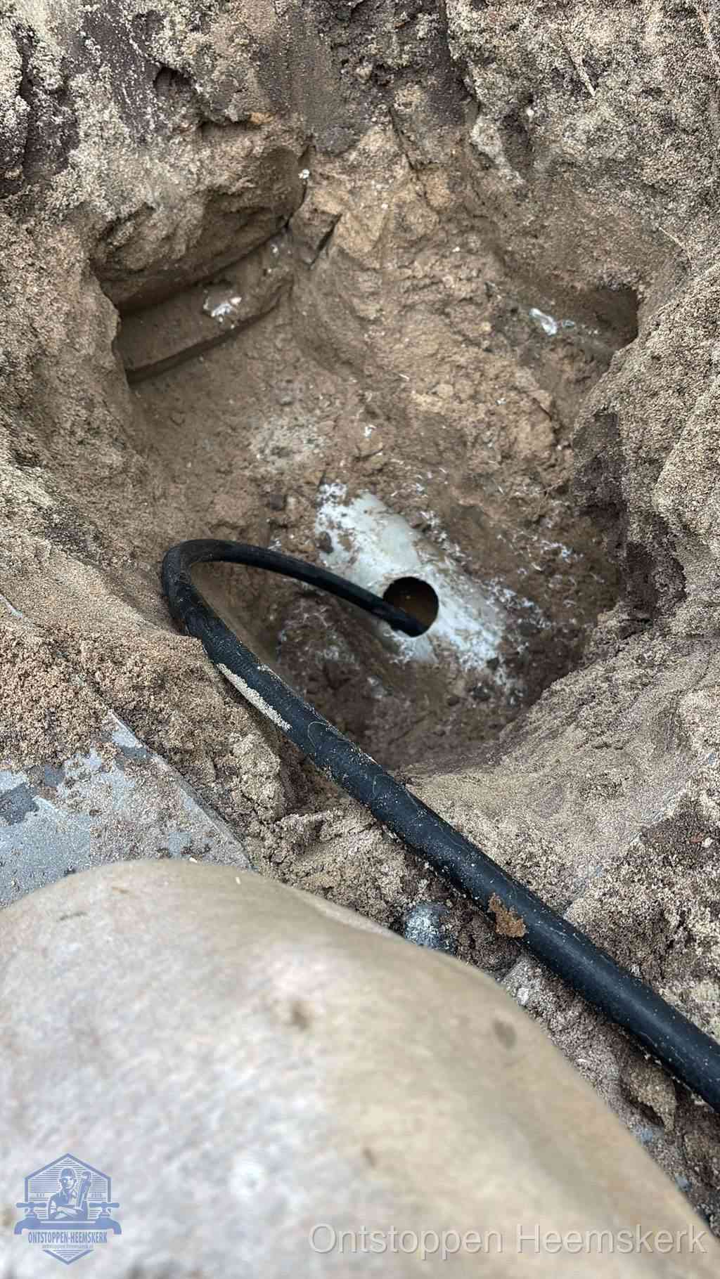 Uitgegraven rioolbuis in de grond, hulp om zelf het riool te ontstoppen in Heemskerk